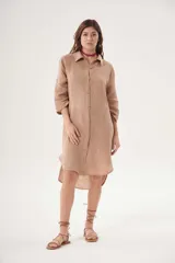 Vestido camisero blanco de lino, con cuello clásico, cierre frontal con botones y mangas 3/4 con trabillas.