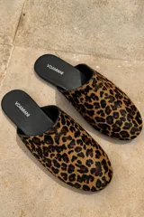 Slippers con estampado animal print, forro y plantilla de cuero negro.