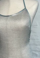 Vestido largo plateado de red con breteles finos.