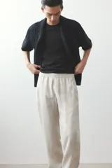 Pantalón de lino color beige, corte recto, con cintura elastizada y cordón de ajuste.