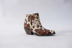 Botinetas texanas de caña corta con estampado animal print, taco bajo y cierre lateral.