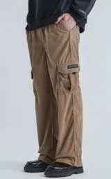 Pantalón cargo de pana color marrón claro, de corte recto y calce regular, con seis bolsillos.