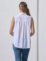 Camisa blanca sin mangas, de lino, con cuello clásico, escote en V, cierre frontal con botones y bolsillo en el pecho.