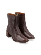 Bota corta marrón con estampado de cocodrilo, taco cuadrado y punta cuadrada.