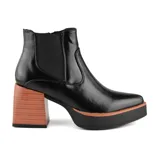 Botín Chelsea de cuero sintético negro con elástico lateral, punta fina y plataforma con taco cuadrado de madera.