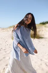 Poncho tejido en lino color crudo con lurex. Diseño oversize.