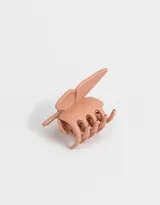 Broche para el pelo color rosa claro con forma de mariposa.