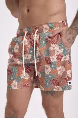 Short de baño color rosa con estampado de hojas y flores en tonos verdes, marrones y blancos.