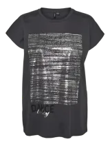 Camiseta gris oscuro de corte holgado con cuello redondo y mangas cortas. Estampado rectangular plateado con la frase "Dance Today".