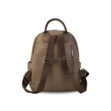 Mochila negra de símil cuero con bolsillo frontal con cierre. En su interior tiene dos bolsillos con cierre y uno abierto con división. Tiene asa de mano y correas regulables.