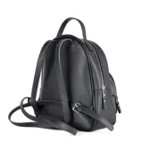 Mochila negra de cuero sintético con cierre superior y bolsillo frontal con cierre. Tiene correa regulable y herrajes plateados.