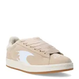Championes urbanos color beige con detalles en blanco, suela de goma color caramelo y logo lateral en blanco.