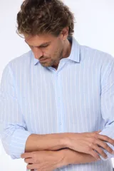 Camisa de lino color beige con rayas verticales blancas, corte slim fit y mangas largas.