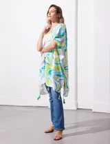 Kimono tejido con estampado abstracto en tonos azul, amarillo y blanco. Tiene mangas amplias estilo japonés y terminación de ruedo con borlas.