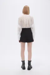 Short negro de vestir con pinzas, tiro alto y ruedo con dobladillo.