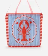 Bolso tipo shopper plegable de poliéster, con fondo a rayas verticales azules y blancas, y bordes rojos a rayas. Presenta un estampado central de una langosta roja dentro de un marco decorativo con corazones rosados.