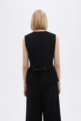 Chaleco negro sin mangas de poliéster con pinzas.