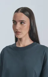 Remera corta color gris oscuro, de corte amplio y hombros caídos.