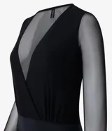Body negro de tule con escote en V cruzado y mangas largas transparentes.