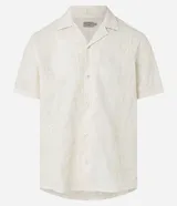Camisa de manga corta color crema con bordado floral texturizado, cuello solapa y abotonadura frontal.