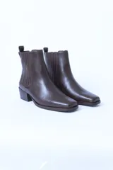Botines Chelsea de cuero color marrón oscuro, con elástico lateral y tacón bajo.