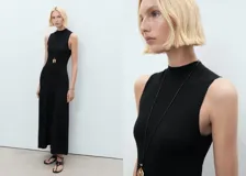 Vestido largo negro de tejido de punto fino, con cuello Perkins y sisas anchas.