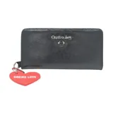 Billetera negra de cuero sintético con cierre, estampado con la palabra "LOVE" repetida en el frente y dije colgante en forma de corazón rojo con la inscripción "OREIRO LOVE".