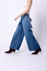 Pantalón de jean azul de corte ancho, estilo wide leg, confeccionado en 100% algodón y tiro medio.