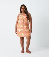 Vestido corto con tirantes finos, escote en V con lazo ajustable y estampado de bananas en tonos rosa, naranja y amarillo.