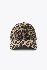 Gorra de sarga con estampado animal print de leopardo, con visera y ajuste trasero.