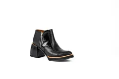 Botas cortas de cuero negro con textura de piel de serpiente, cierre lateral con cremallera, taco de madera forrado en cuero y punta fina.