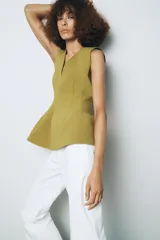 Top color verde oliva, sin mangas, con escote en V tanto en la parte delantera como en la espalda y corte peplum en la cintura.