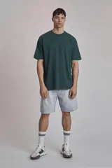 Remera gris con estampado pequeño en el pecho.