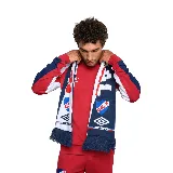 Bufanda de punto tricotada con los colores del Club Nacional de Football, con el escudo del club y el logo de Umbro. Incluye flecos en los extremos.