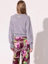 Pantalón de tiro medio con corte jeanero y piernas anchas, con bolsillos ojal en la espalda y diseño floral exclusivo.