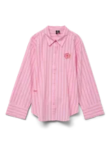 Camisa de algodón con rayas verticales rojas y rosadas, bordado de flor en el pecho y corazones en el puño.
