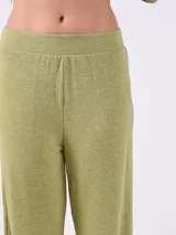 Pantalón palazzo verde oliva de tejido ligero con cintura alta y cordones ajustables.