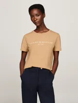 Remera color beige con logo de Tommy Hilfiger estampado en el pecho, corte clásico y cuello redondo.