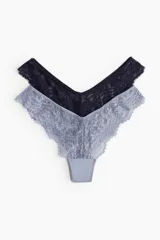 Pack de dos bombachas tipo brazilian de encaje, una color azul y otra color negro, con tiro bajo y cintura en V.