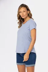 Remera de manga corta con cuello redondo, confeccionada en tejido suave de color celeste jaspeado.