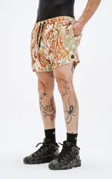 Short de baño de calce regular con estampado abstracto en tonos verdes, naranjas y marrones. Posee cintura elástica con cordón de ajuste negro y un pequeño logo negro en el lateral inferior derecho.