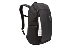 Mochila Thule EnRoute de 20 litros, color negro con detalles en gris. Cuenta con compartimento acolchado para cámara DSLR o mirrorless, bolsillo interior para tablet o laptop de hasta 13 pulgadas, bolsillo lateral para botella de agua o trípode, compartimento superior con tela suave para celular y objetos de valor, bolsillo frontal de acceso rápido y pasador para sujetar a valija con ruedas.