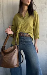 Camisa color verde oliva con bordado floral, de corte holgado y mangas 3/4.