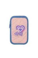Cartuchera acolchada color rosa pálido con borde azul, cierre lateral y aplique frontal de corazones concéntricos en tonos de lila y violeta.