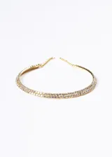 Gargantilla rígida dorada con doble hilera de strass y cadena ajustable.