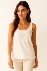 Musculosa blanca de algodón con broderie, corte al cuerpo y cuello redondo.