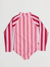 Traje de baño entero de lycra con protección UPF 50, a rayas verticales rosas y rojas, con cierre frontal.