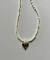 Collar plateado con dije en forma de corazón.