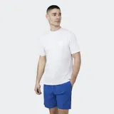 Remera blanca de manga corta con cuello redondo y un pequeño parche cuadrado con el logo de Castore en el pecho.