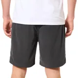 Bermuda de pana color negro, corte recto, con cintura elástica y largo a la rodilla.